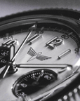 Vidéo de détails de la montre chronographe de pilote DÉDALE Waypoint WP-01 PAPA et son bracelet en acier inoxydable 316L WingSteel, micro-réglage intégré