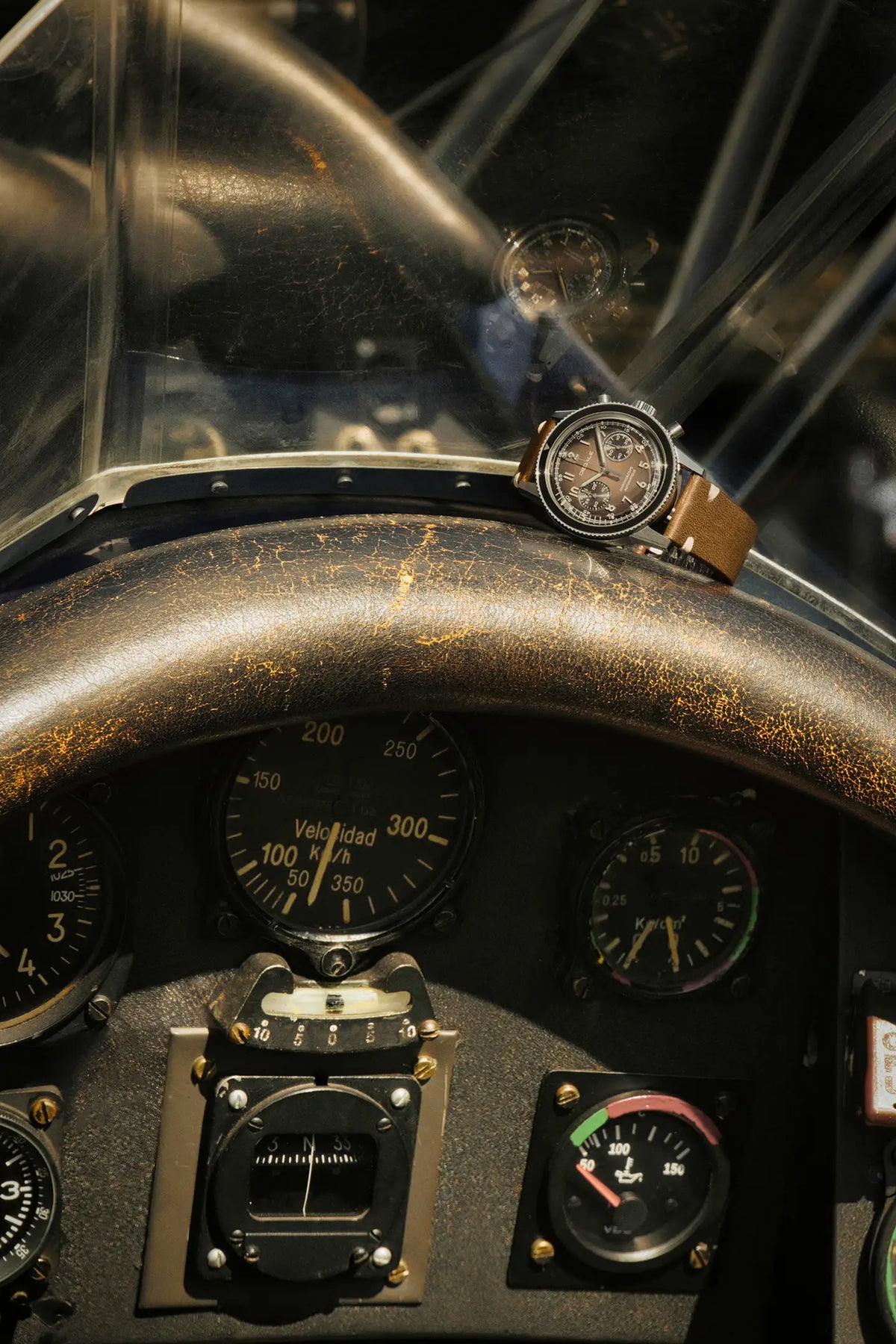 Waypoint Alfa Zulu posée sur le cockpit d'avion de collection, esprit vinatge des belles heures de l'aéronautique et de l'horlogerie