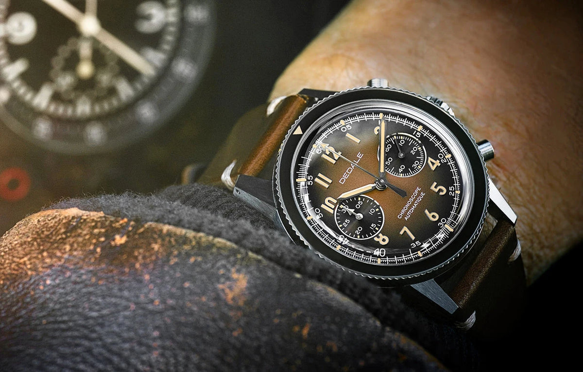 Chronographe automatique français Dédale Waypoint Alfa Zulu portée par pilote dans son avion, tableau de bord en fond