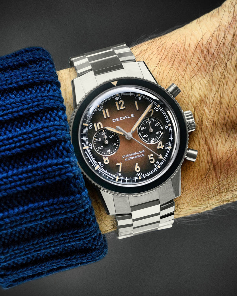 Chronoscope d'aviateur DÉDALE Waypoint WP-01 ALFA ZULU, cadran marron dégradé fait main, bracelet WingSteel en acier 316L, porté au poignet