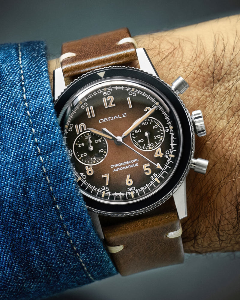Chronographe de pilote DÉDALE Waypoint WP-01 ALFA ZULU avec son bracelet en cuir marron vintage italien, porté au poignet.