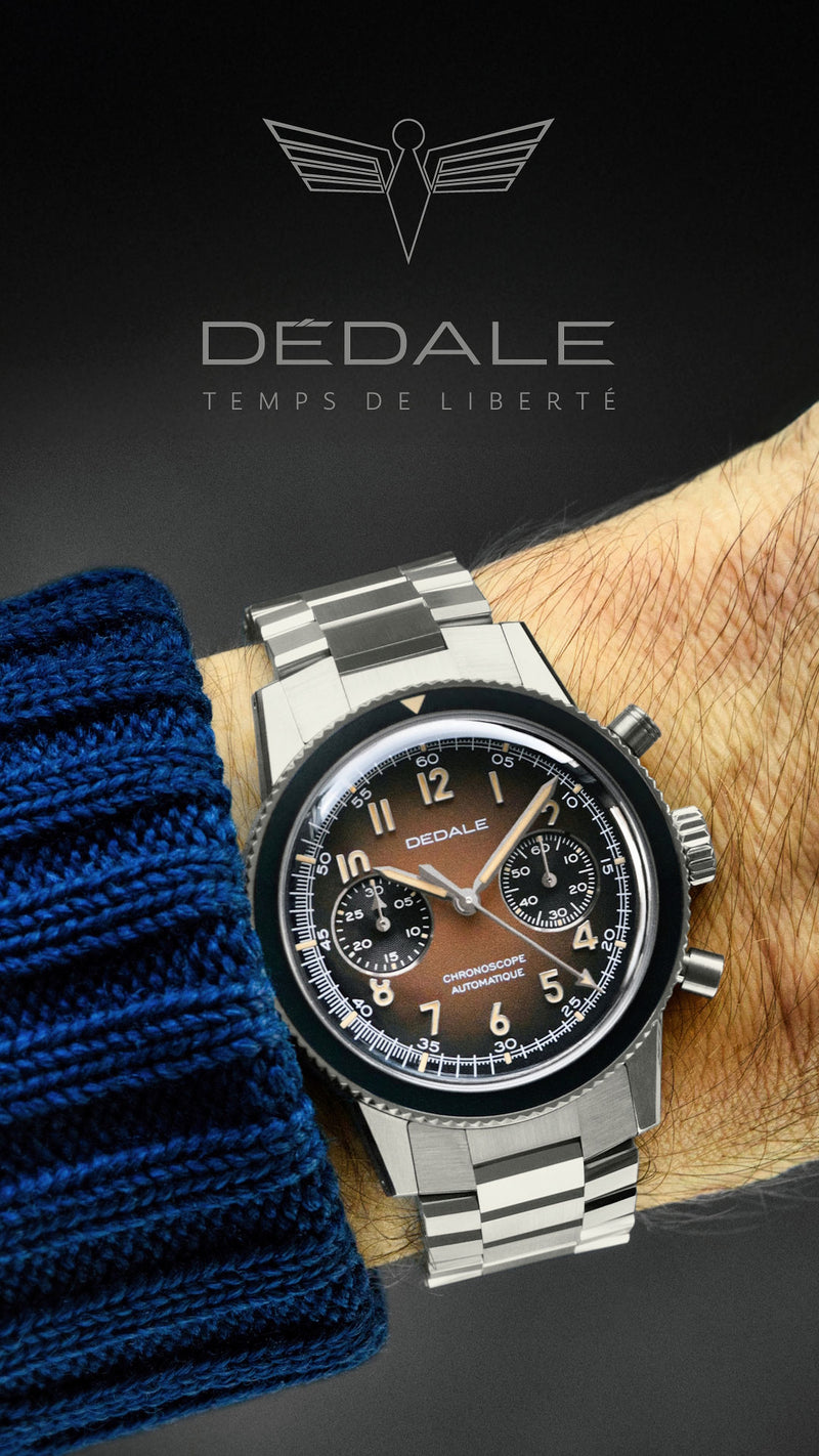 Montre de pilote DÉDALE Waypoint WP-01 ALFA ZULU avec son bracelet en acier inoxydable WingSteel porté. Logo et slogan de la marque fondée par un pilote et mécanicien aéronautique.