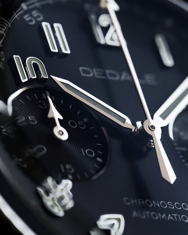 Gros plan sur le cadran noir, les index appliqués et les aiguilles polies de la montre de pilote DÉDALE WP-01 NOVEMBER