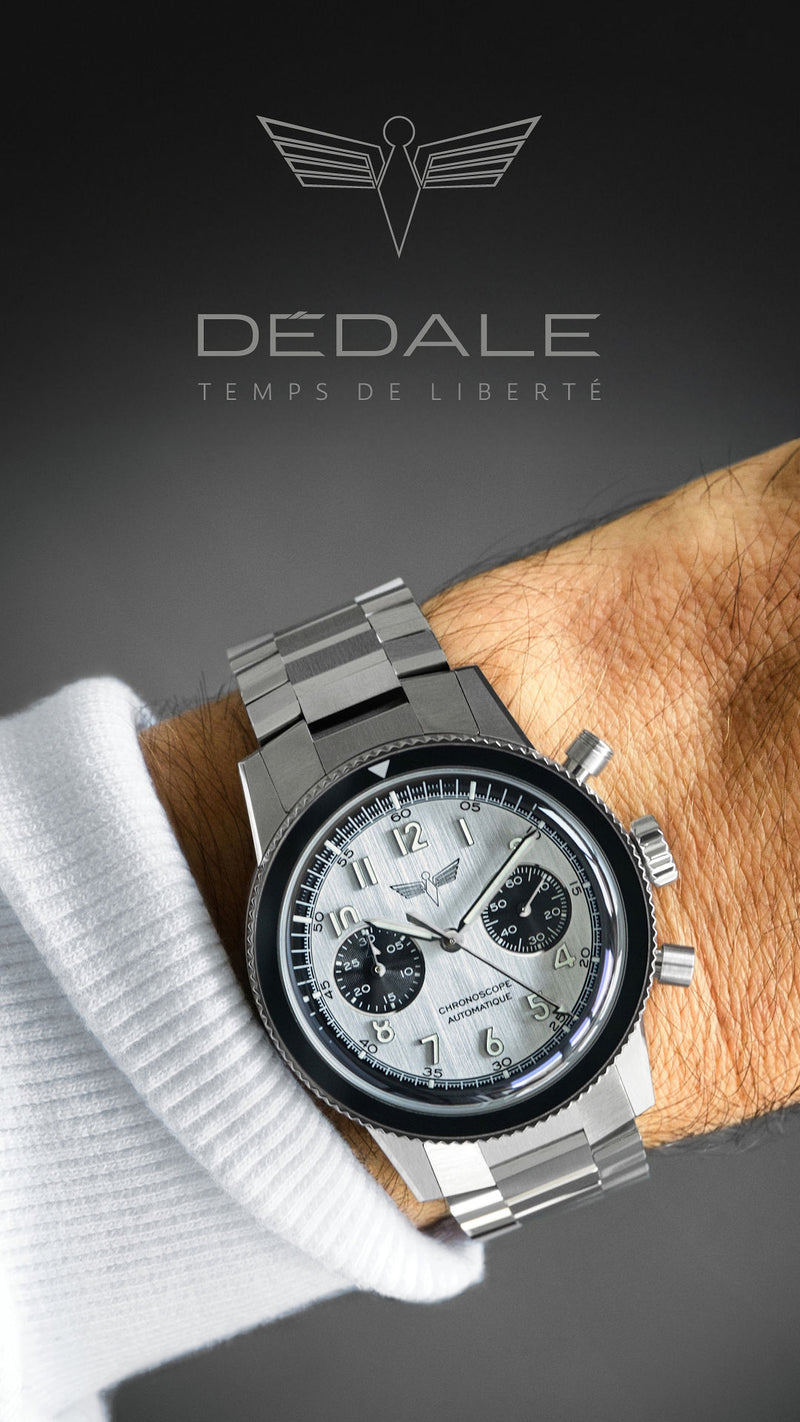 Chronoscope automatique DÉDALE WP-01 PAPA avec son cadran argenté brossé et son bracelet en acier inoxydable WingSteel, porté au poignet Logo et slogan de la marque à l'ADN aéronautique