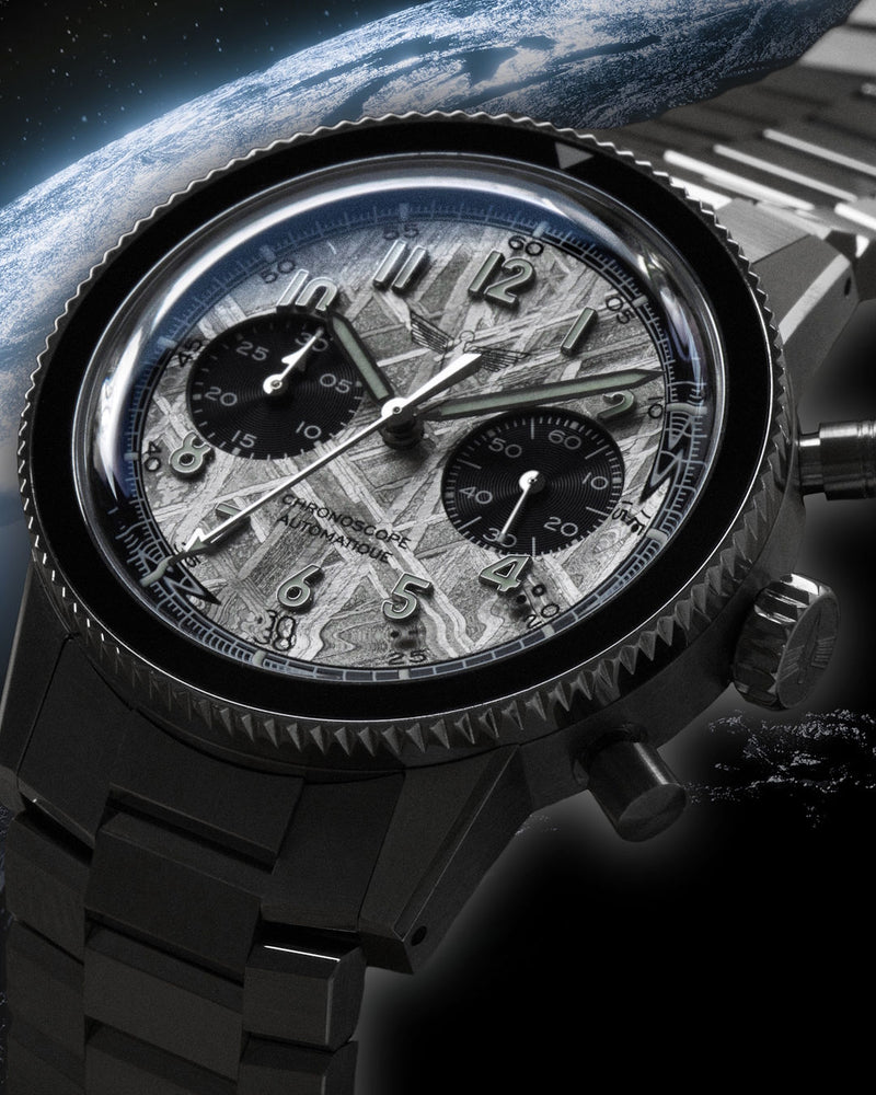 Chronographe d'aviateur DÉDALE Waypoint WP-01 SIDUS avec son cadran en météorite, index appliqués, verre et insert en saphir, bracelet WingSteel an acier 316L devant un visuel de la terre vue depuis l'espace.