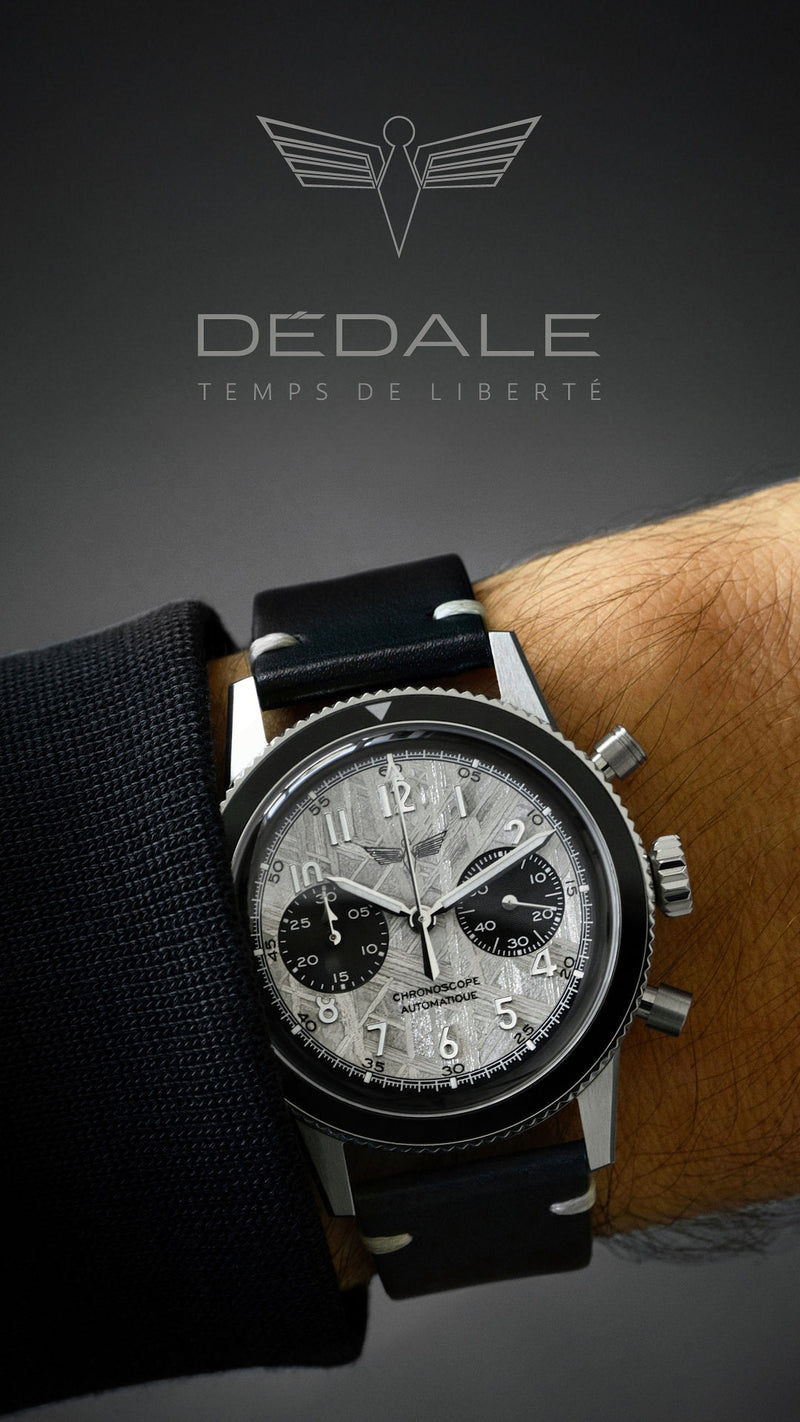 Chronoscope automatique DÉDALE WP-01 SIDUS avec son cadran en véritable météorite et son bracelet en cuir italien, porté au poignet Logo et slogan de la marque à l'ADN aéronautique