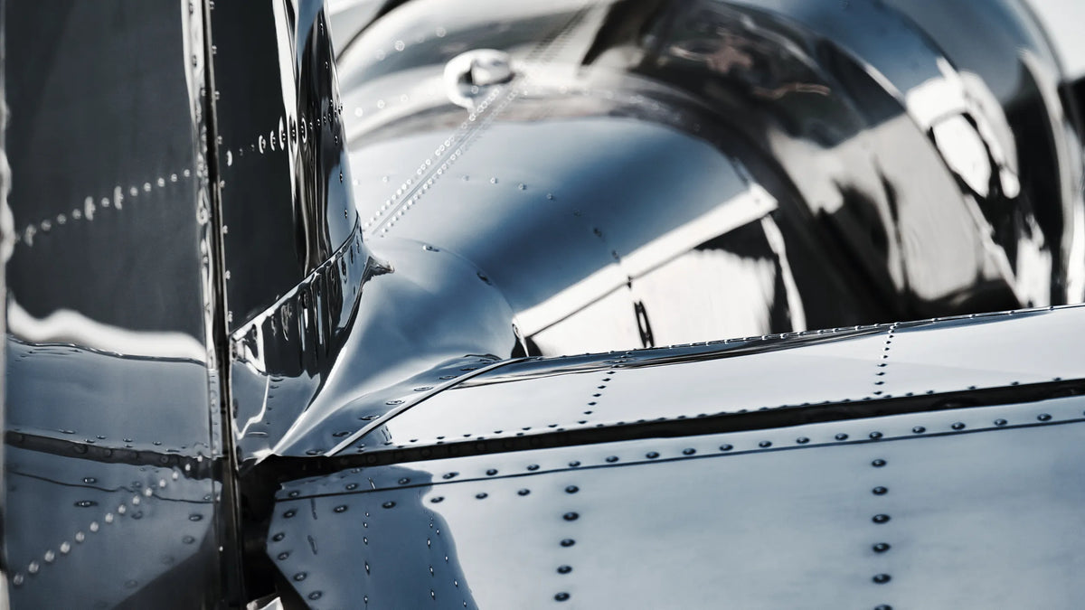 Carlingue en aluminium poli d'un avion vintage Globe Swift qui reflète le ciel par Dédale watches