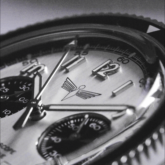 Vidéo de détails de la montre chronographe de pilote DÉDALE Waypoint WP-01 PAPA et son bracelet en acier inoxydable 316L WingSteel, micro-réglage intégré