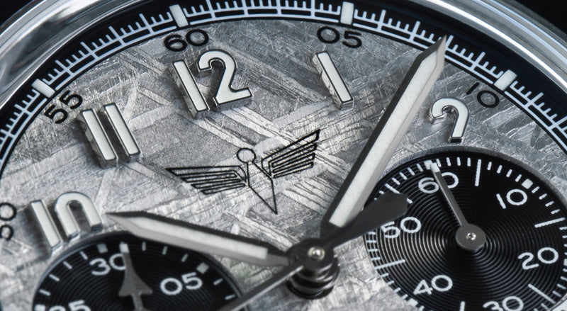 Gros plan sur le cadran du chronoscope DÉDALE Waypoint WP-01 SIDUS façonné en véritable météorite, index appliqués poli miroir et Super-LumiNova C3 grade X2