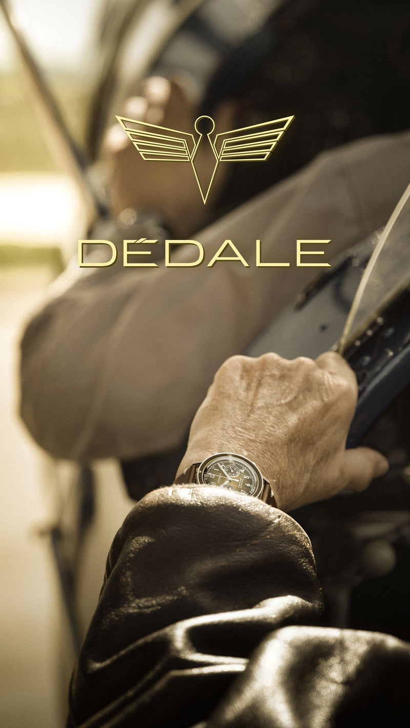 Pilote d'avion dans le cockpit de son aéronef de collection, portant le chronographe d'aviateur DÉDALE Waypoint WP-01 ALFA ZULU. Logo de la marque