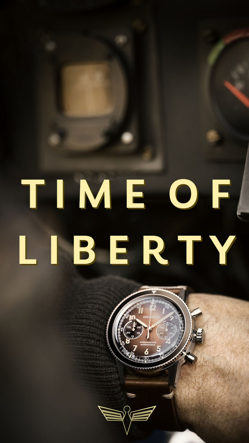 Pilote dans le cockpit de son avion de collection, portant le chronographe d'aviateur DÉDALE WP-01 ALFA ZULU. Slogan TIME OF LIBERTY et logo de la marque française.