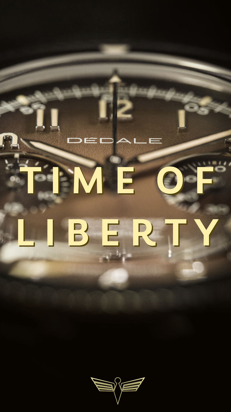 Cadran du chronoscope DÉDALE Waypoint WP-01 ALFA ZULU en macro. Slogan TIME OF LIBERTY et logo ailé