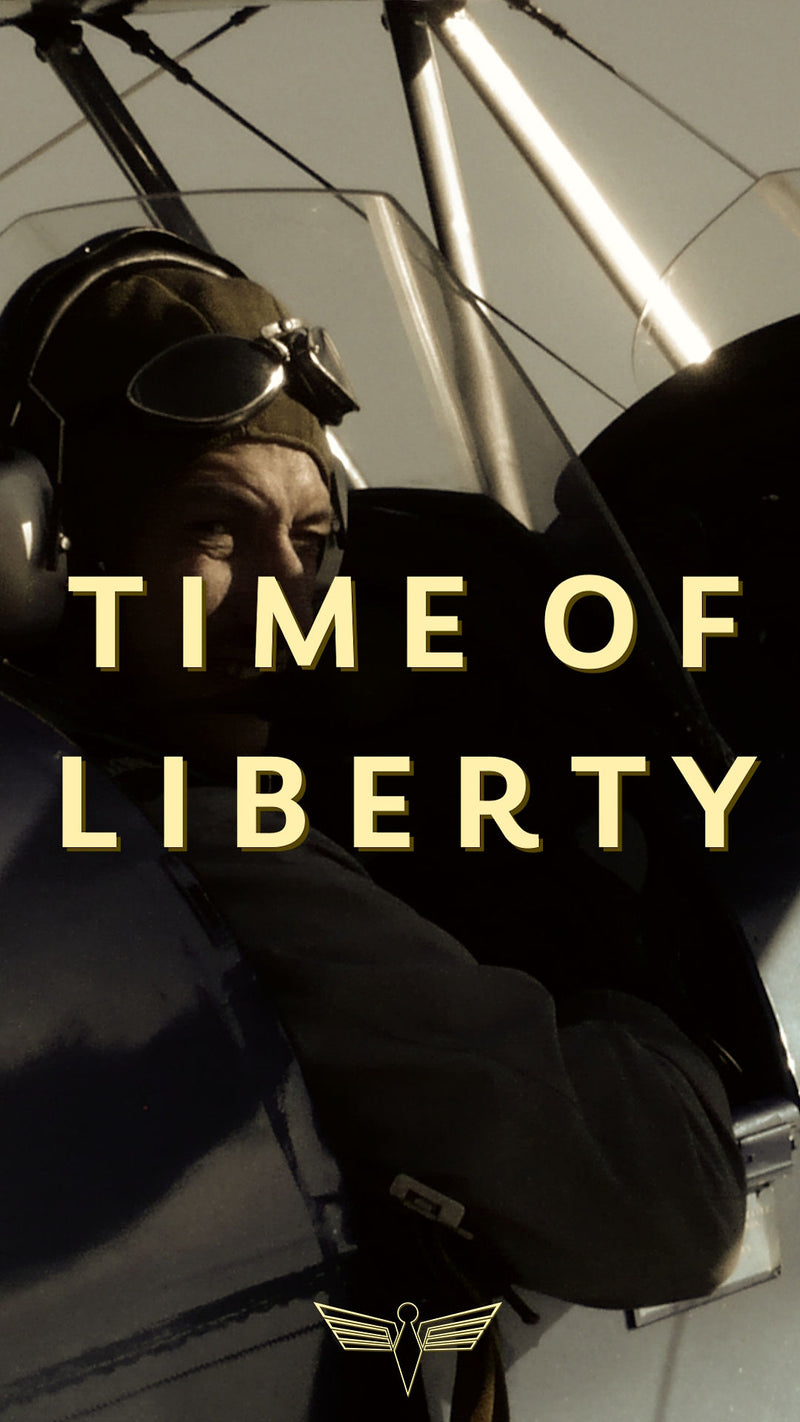 Pilote dans son avion de collection Bücker, regarde le photographe en arrière . Slogan TIME OF LIBERTY et Logo de la marque de montres françaises DÉDALE.