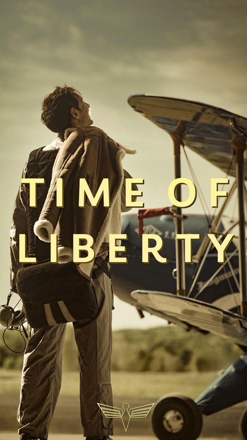 Pilote qui regarde le ciel devant son avion de collection. Ambiance vintage. Slogan TIME OF LIBERTY et logo de la marque française de chronographes d'aviateur DÉDALE