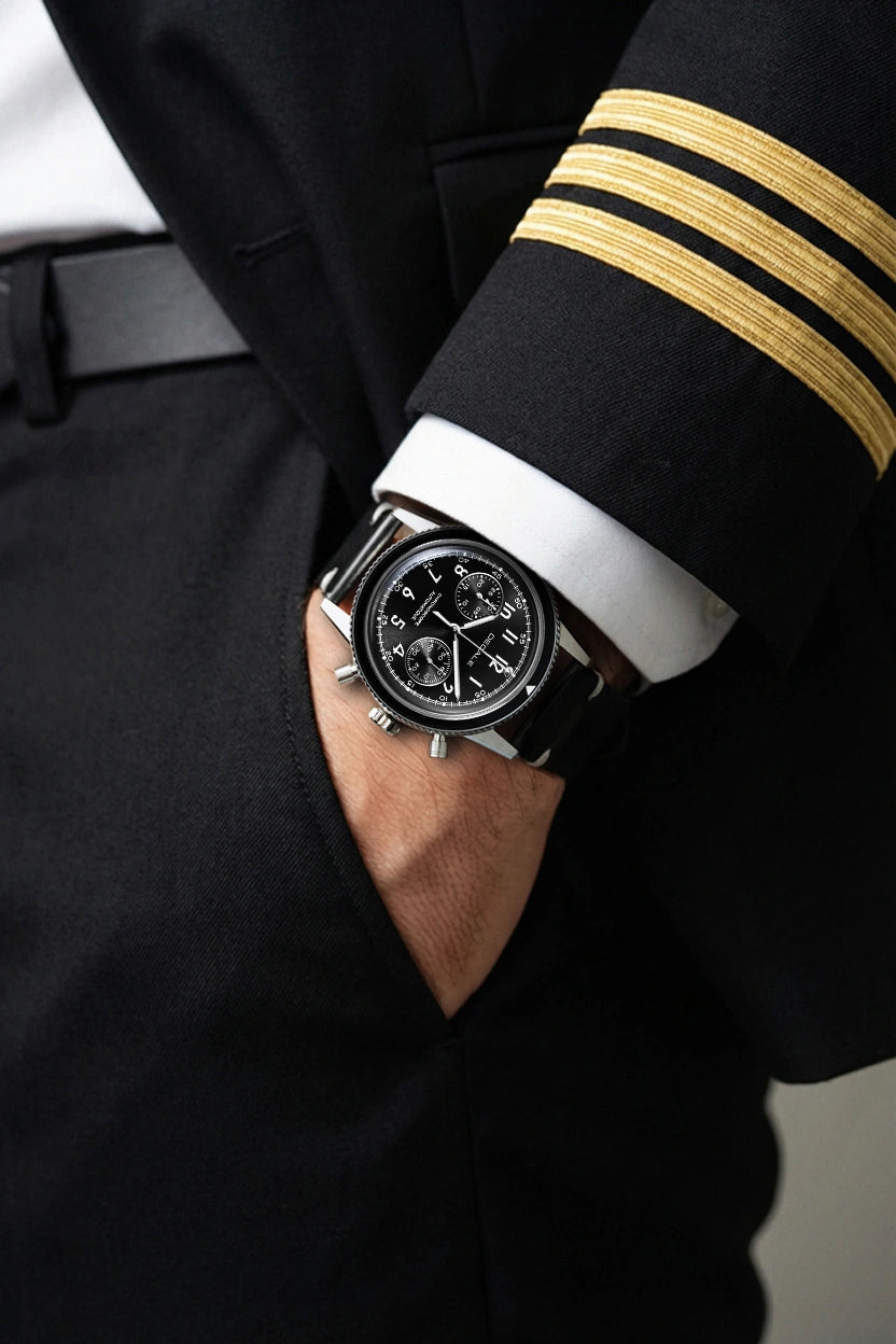 DÉDALE WP-01 NOVEMBER, bracelet cuir noir, porté par un pilote de ligne en uniforme