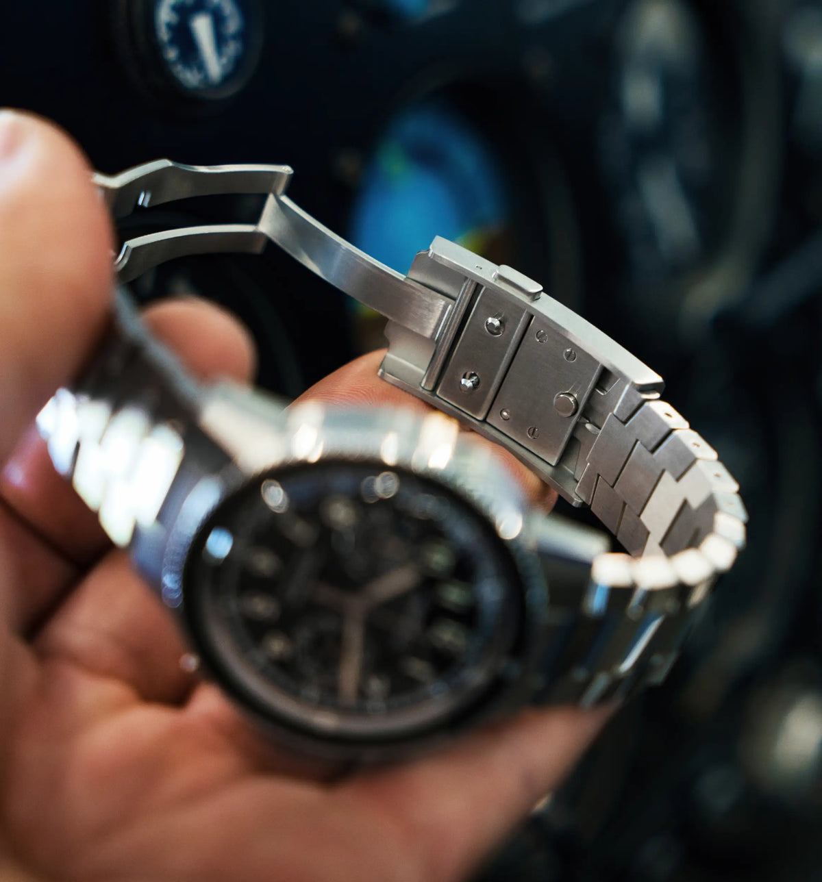 Microréglage du bracelet de montre en acier inoxydable WingSteel deavant un cockpit d'avion by Dédale watches