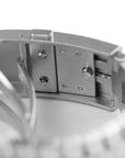 Vue détaillée du microréglage du WingSteel, le bracelet propriétaire en acier inoxydable des montres Dédale