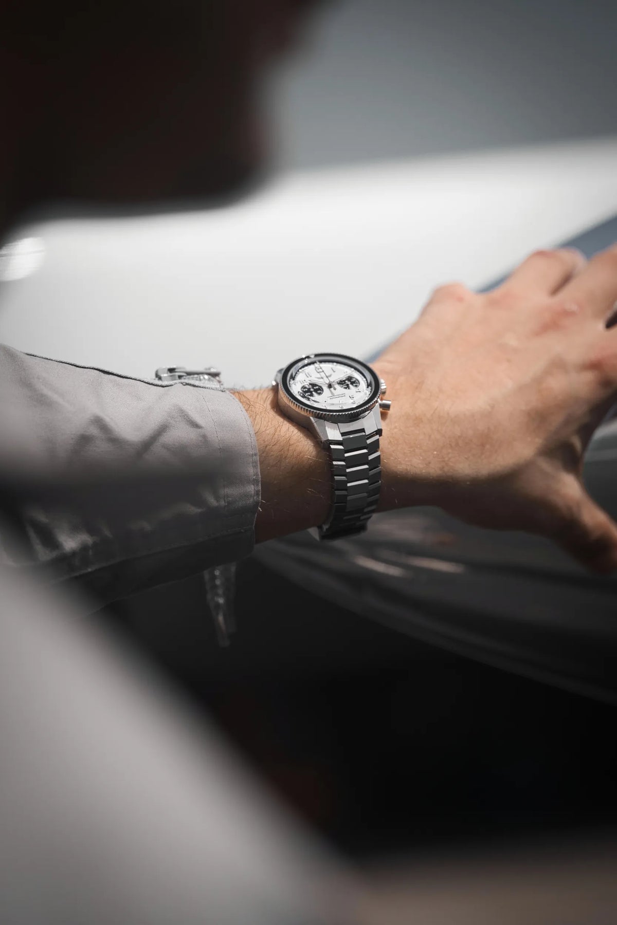 Chronoscope Papa sur bracelet WingSteel porté par pilote devant un avion