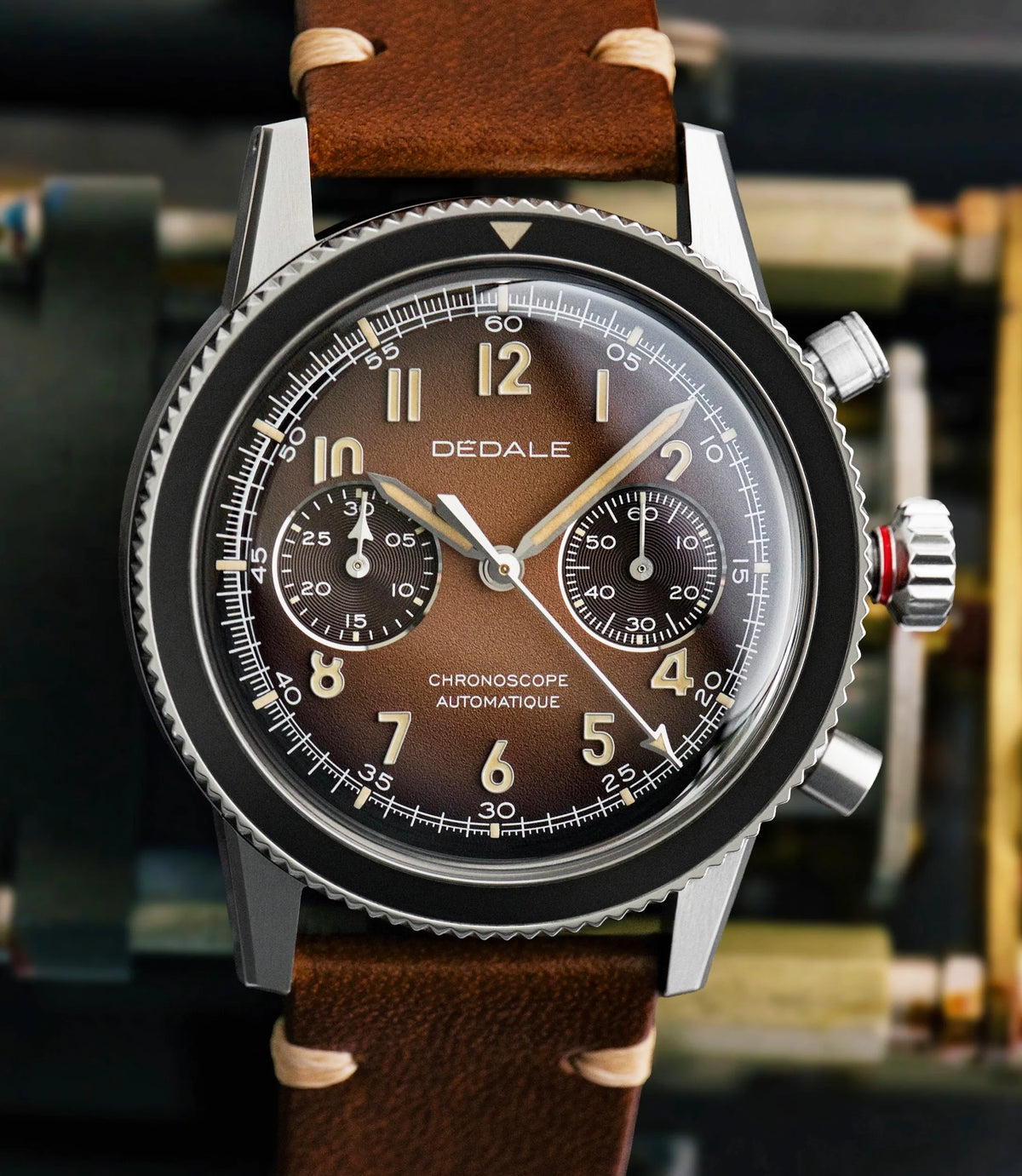 Vue en détail de la Waypoint Alfa Zulu, verre et insert de lunette en saphir, poussoir piston, index appliqués, chronographe de pilote DÉDALE