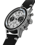 WP-01 PAPA vu de côté, révélant la profondeur du cadran sandwich argenté et son contour en émail, chanfreins polis et index appliqués | Dédale Watches