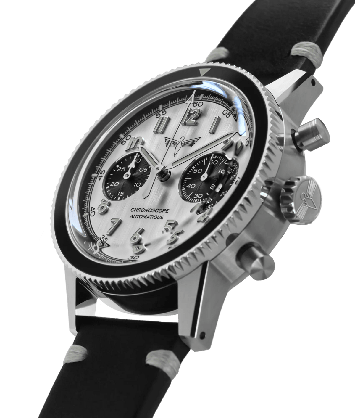 WP-01 PAPA vu de côté, révélant la profondeur du cadran sandwich argenté et son contour en émail, chanfreins polis et index appliqués | Dédale Watches